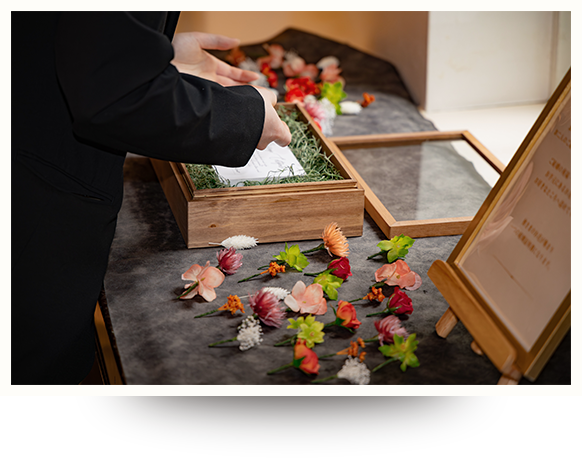 ゲストの方々にお花を入れていただきます