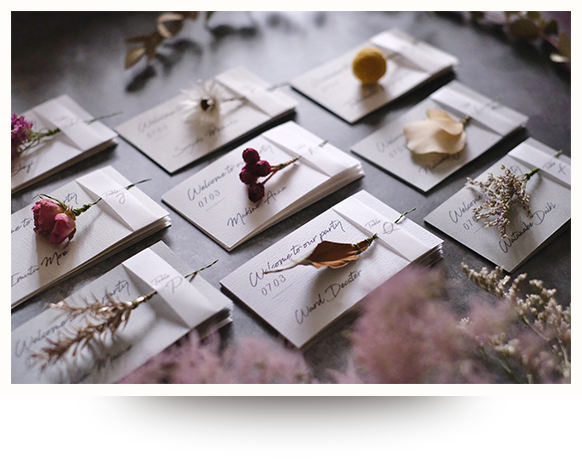 席札にあらかじめお花をセットしておきます