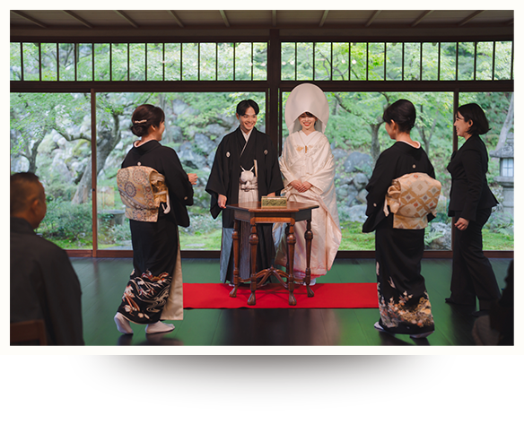 披露宴の中でゲストが一人ずつお花を入れて完成されます